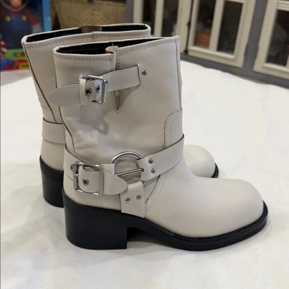 Kenneth Cole Cream Leather Ankle Booties with Black Sole